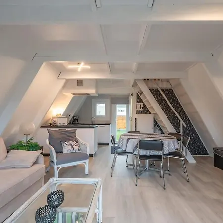 Cosy Coastal With Private Garden