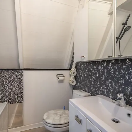 Cosy Coastal With Private Garden *