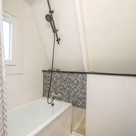 Cosy Coastal With Private Garden